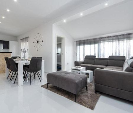 Apartmant Shine Luxury มาสเลนีซา ภายนอก รูปภาพ